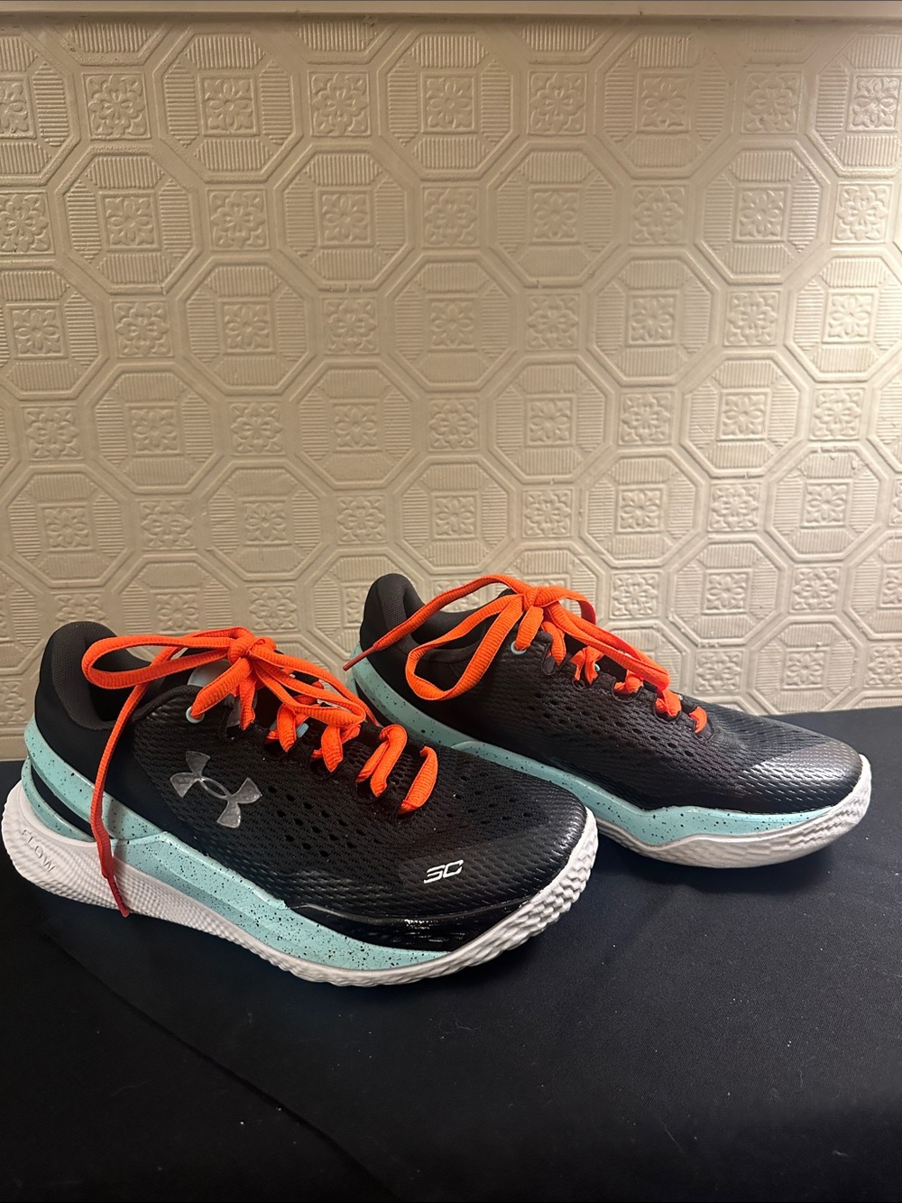 Under Armour Mens Black BasketBallShoes with Turquoise Midsole and Orange Laces - Picture 2 of 5